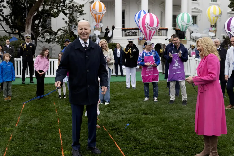 Washington (United States), 01/04/2024.- US President Joe Biden (L) and US First Lady Jill Biden (R) attend the 2024 Easter Egg Roll on the South Lawn of the White House in Washington, DC, USA, 01 April 2024. About forty thousand people were expected to attend the 2024 Easter Egg Roll, which continues the theme of 'EGGucation' and provides a variety of learning activities for children. EFE/EPA/MICHAEL REYNOLDS / POOL
