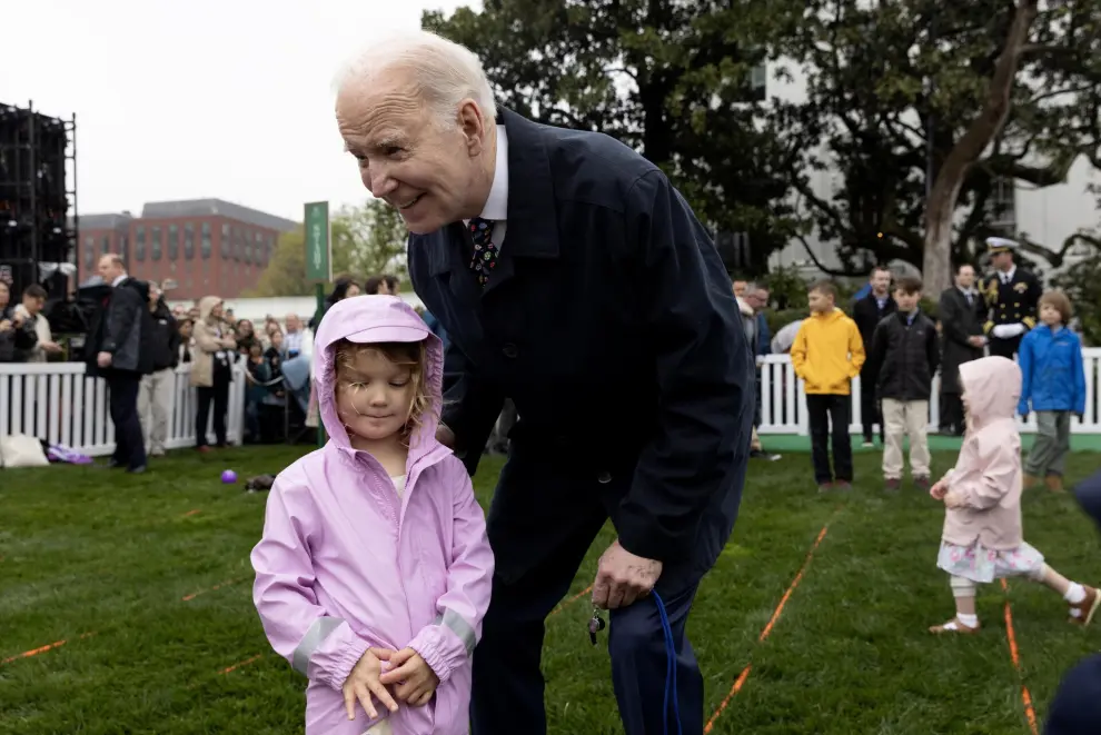 Washington (United States), 01/04/2024.- US President Joe Biden (C-R) greets a child during the 2024 Easter Egg Roll on the South Lawn of the White House in Washington, DC, USA, 01 April 2024. About forty thousand people were expected to attend the 2024 Easter Egg Roll, which continues the theme of 'EGGucation' and provides a variety of learning activities for children. EFE/EPA/MICHAEL REYNOLDS / POOL
