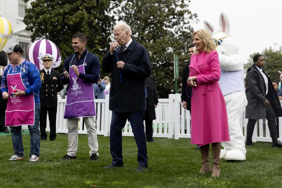 Washington (United States), 01/04/2024.- US President Joe Biden (C) blows a whistle to kick off the 2024 Easter Egg Roll, with US First Lady Jill Biden (R) on the South Lawn of the White House in Washington, DC, USA, 01 April 2024. About forty thousand people were expected to attend the 2024 Easter Egg Roll, which continues the theme of 'EGGucation' and provides a variety of learning activities for children. EFE/EPA/MICHAEL REYNOLDS / POOL