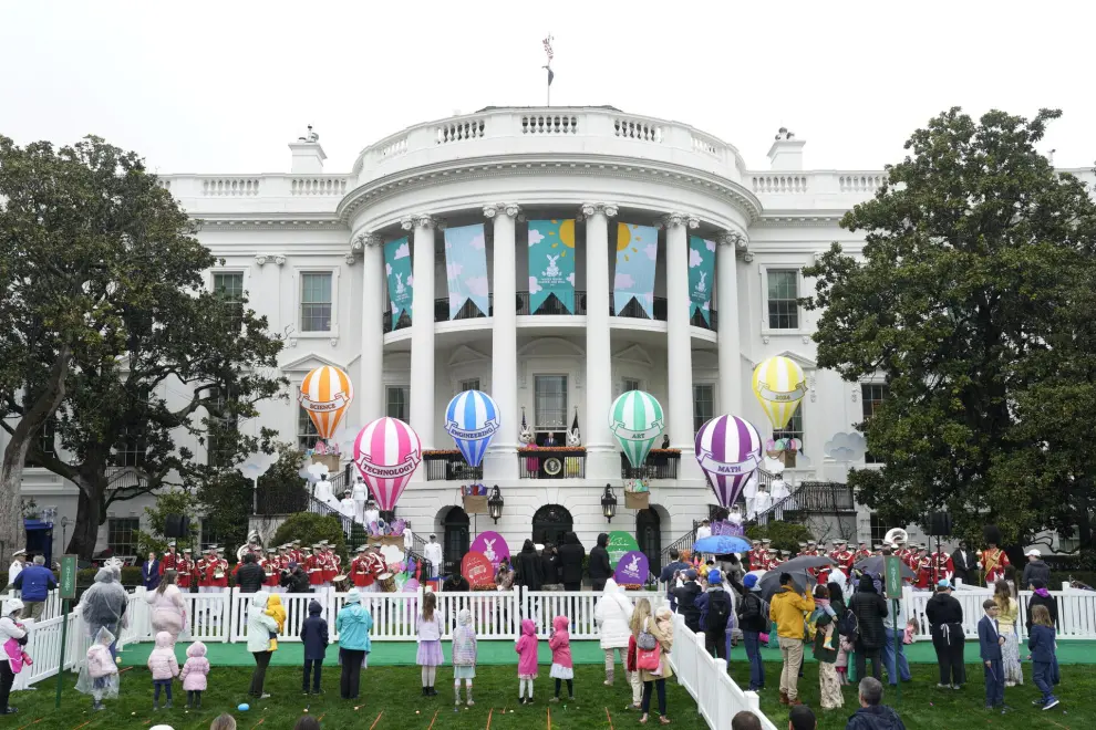 Washington Dc (United States), 01/04/2024.- US President Joe Biden (C) addresses the crowd during the annual Easter Egg Roll at the White House in Washington, DC, USA, 01 April 2024. EFE/EPA/YURI GRIPAS / POOL
