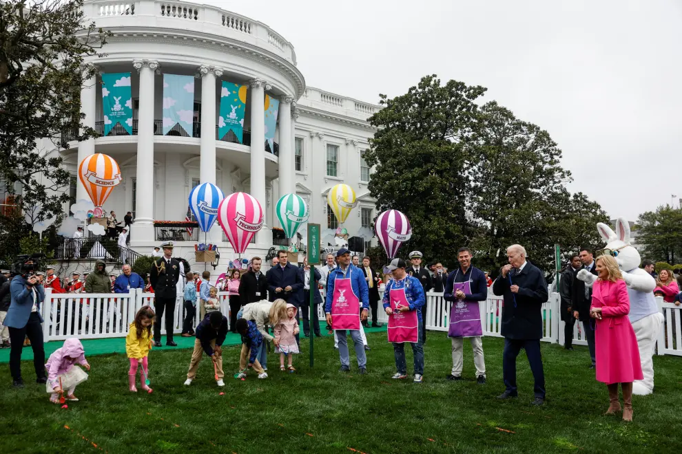 U.S. President Joe Biden blows a whistle during the annual Easter Egg Roll on the South Lawn of the White House, Washington, U.S., April 1, 2024. REUTERS/Evelyn Hockstein [[[REUTERS VOCENTO]]]