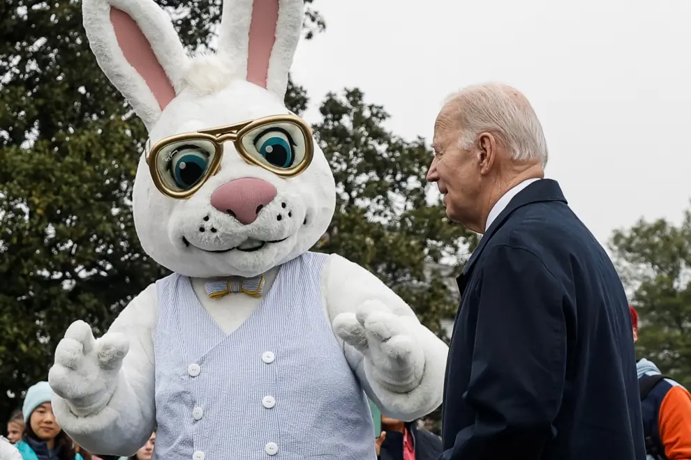 U.S. President Joe Biden stands next to a person dressed up as the Easter Bunny, at the annual Easter Egg Roll on the South Lawn of the White House, Washington, U.S., April 1, 2024. REUTERS/Evelyn Hockstein [[[REUTERS VOCENTO]]]