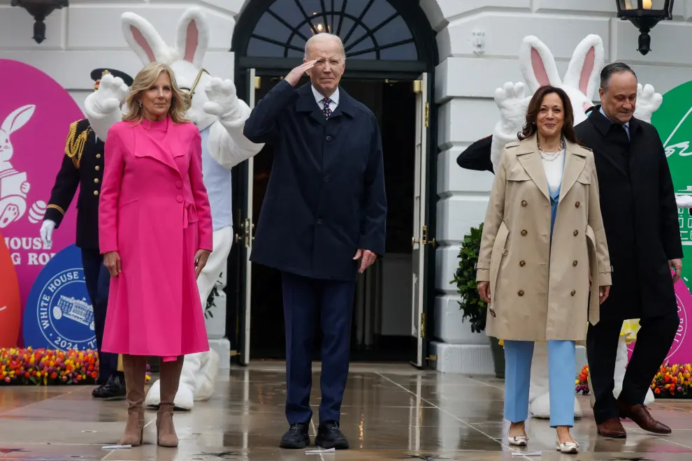U.S. President Joe Biden salutes between first lady Jill Biden, U.S. Vice President Kamala Harris and second gentleman Doug Emhoff as they attend the annual Easter Egg Roll on the South Lawn of the White House, Washington, U.S., April 1, 2024. REUTERS/Evelyn Hockstein [[[REUTERS VOCENTO]]]