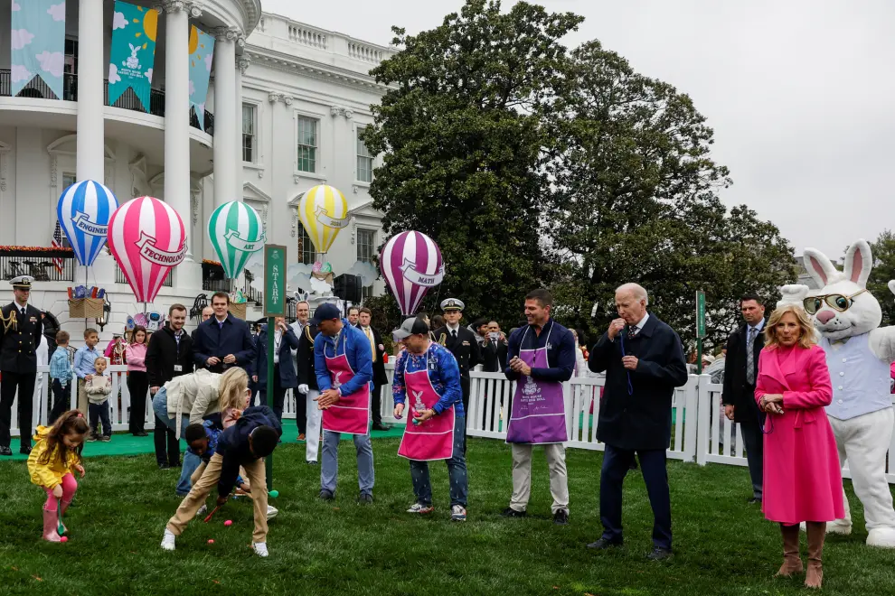 U.S. President Joe Biden blows a whistle during the annual Easter Egg Roll on the South Lawn of the White House, Washington, U.S., April 1, 2024. REUTERS/Evelyn Hockstein [[[REUTERS VOCENTO]]]