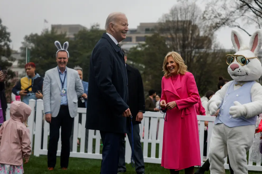 U.S. President Joe Biden looks on as first lady Jill Biden reacts during the annual Easter Egg Roll on the South Lawn of the White House, Washington, U.S., April 1, 2024. REUTERS/Evelyn Hockstein [[[REUTERS VOCENTO]]]
