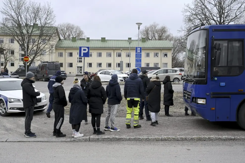Agentes de policía acompañan a familiares de los alumnos de la escuela Viertola, en Vantaa (Finlandia) tras el tiroteo.