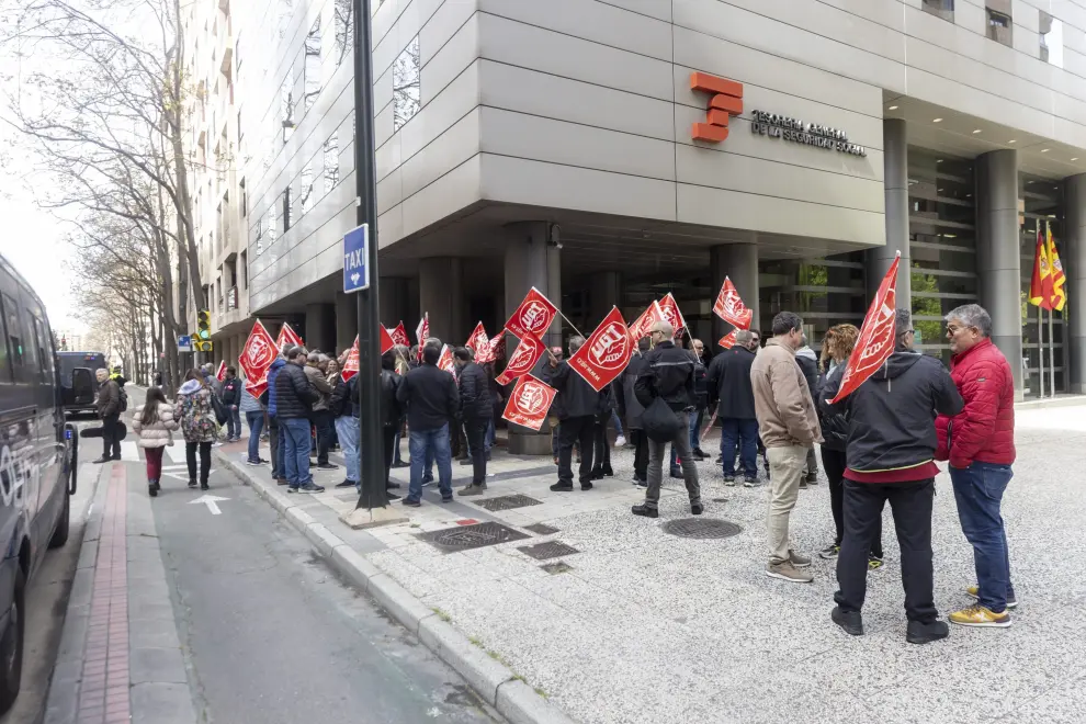 Concentración de protesta de la seguridad privada en la Tesorería General de la Seguridad Social en Zaragoza