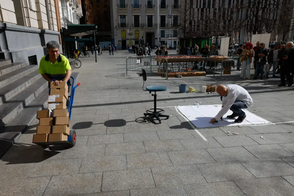 El artista multidisciplinar Sergio Muro presenta la performance 'Imagina', en la plaza de España.