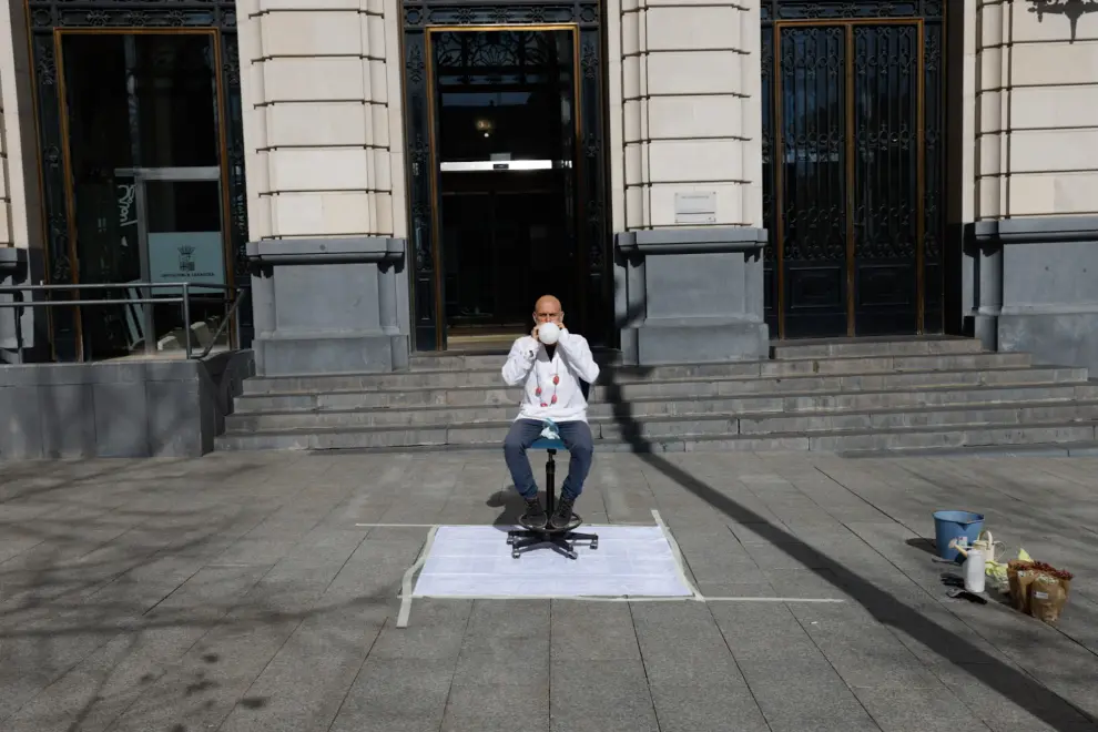 El artista multidisciplinar Sergio Muro presenta la performance 'Imagina', en la plaza de España.