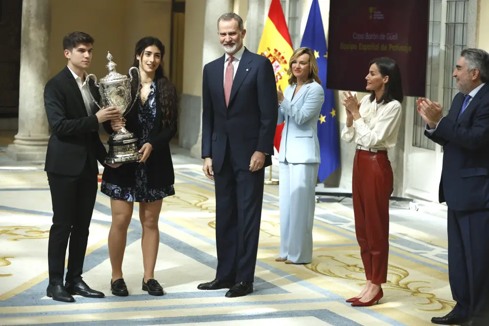 El equipo español de patinaje recibe la Copa Barón de Güell durante la entrega de los Premios Nacionales del Deporte 2022 en el Palacio Real El Pardo