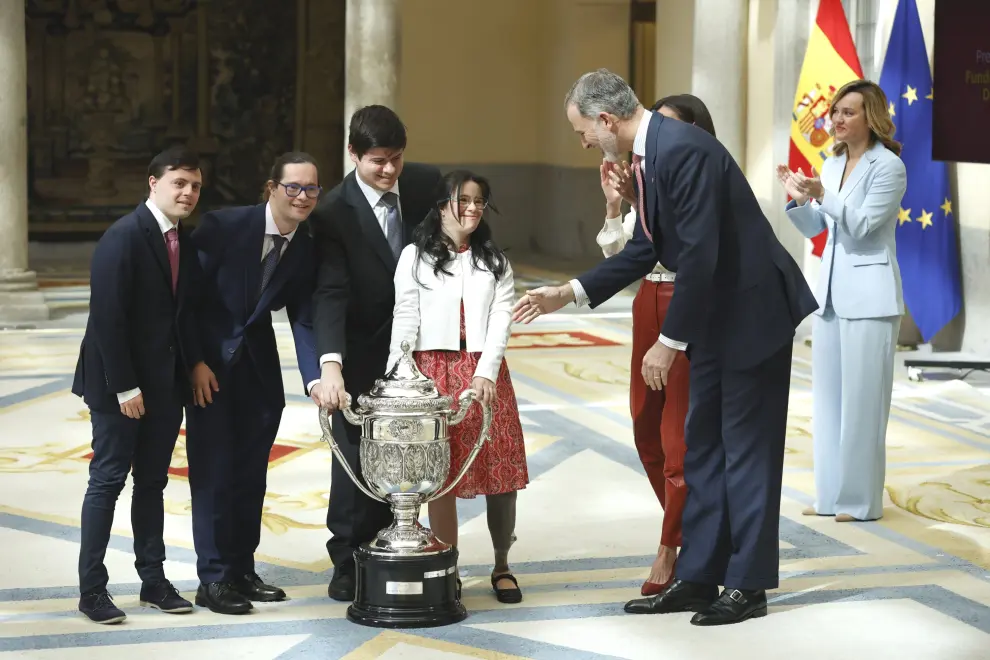 La Reina Letizia y el Rey Felipe entregan el Premio Infanta Sofía a la actividad deportiva entre personas con discapacidad a la Fundación Síndrome de Down Madrid durante la entrega de los Premios Nacionales del Deporte 2022