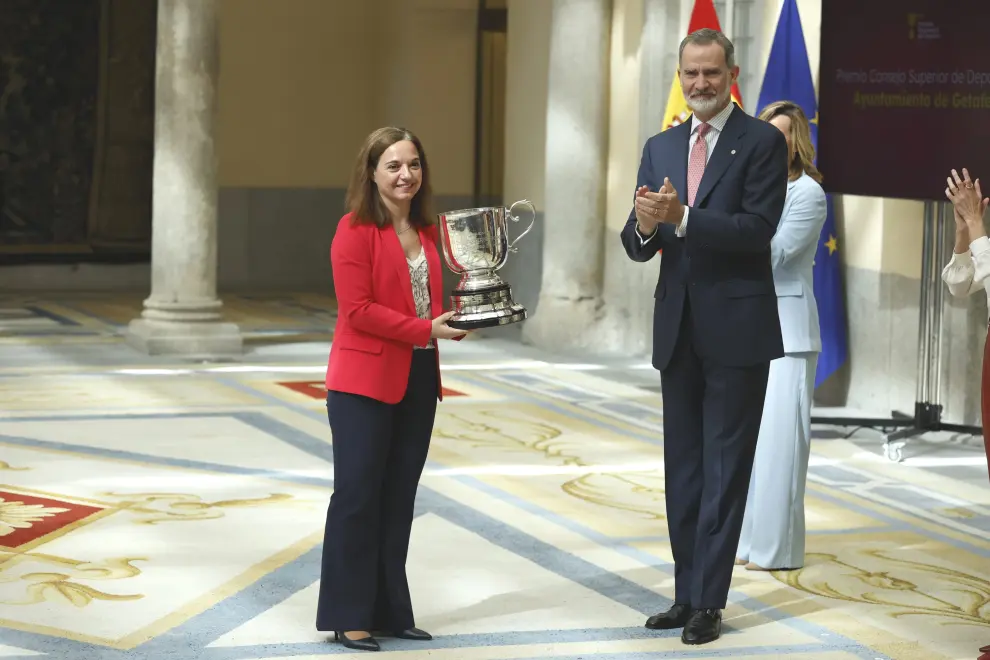 La alcaldesa de Getafe, Sara Hernández recibe de manos del rey Felipe VI, y nombre del Consistorio que preside, el Premio Consejo Superior de Deportes