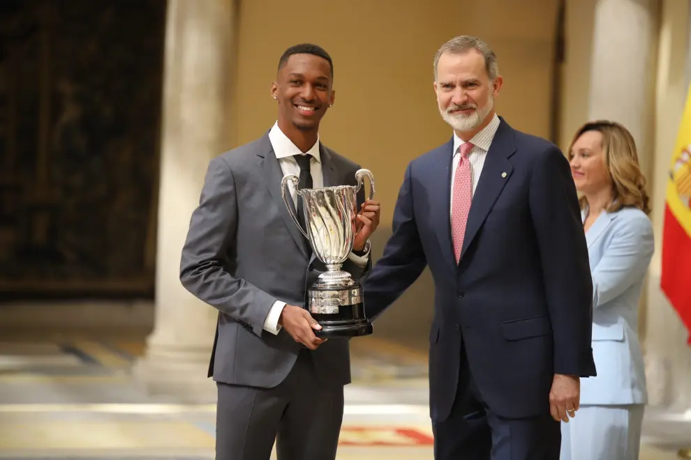 El atleta hispano-cubano Jordan Díaz junto al Rey Felipe VI tras recibir su trofeo de los Premios Nacionales del Deporte 2022