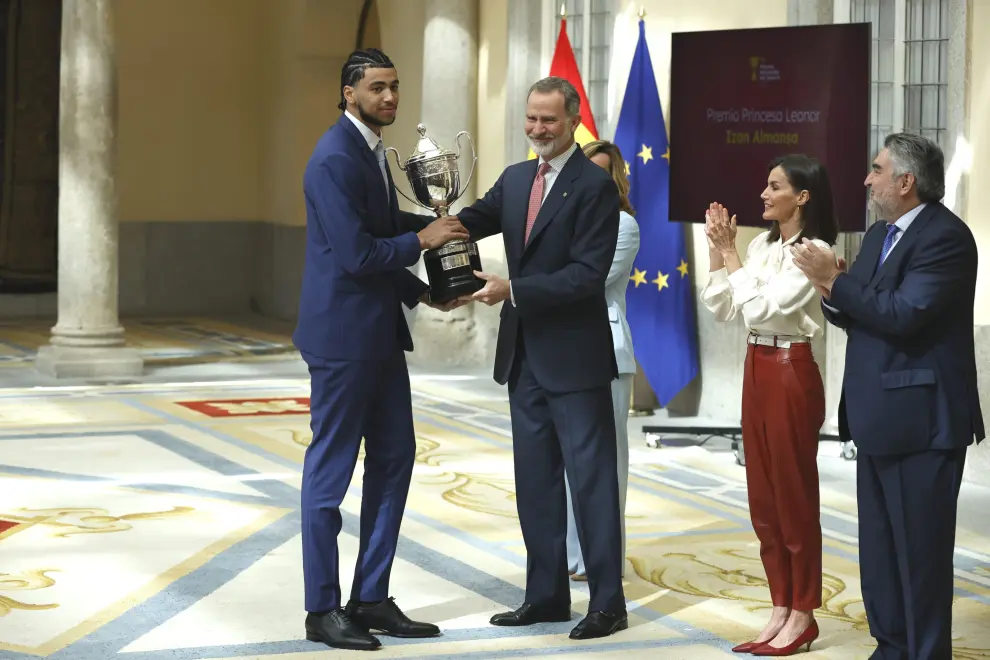 Izan Almansa recibe el Premio Princesa Leonor al mejor deportista masculino o femenino menor de 18 años durante la entrega de los Premios Nacionales del Deporte 2022 en el Palacio Real El Pardo