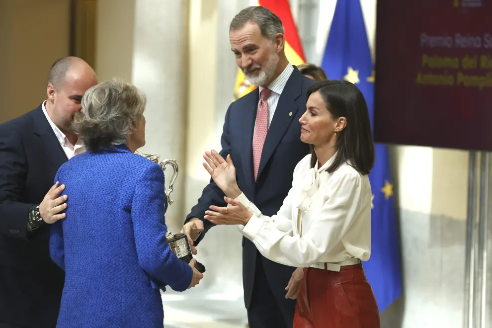 Paloma del Río y Antonio Pampliega reciben de manos del rey Felipe VI y de la reina Letizia el Premio Reina Sofía al juego limpio y la erradicación de la violencia