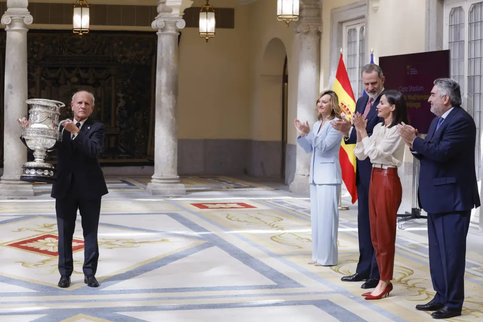 El presidente del Real Club Mediterráneo de Málaga, Eduardo Cestino, recibe de manos de la reina Letizia, y en nombre de la entidad que preside, la Copa Stadium