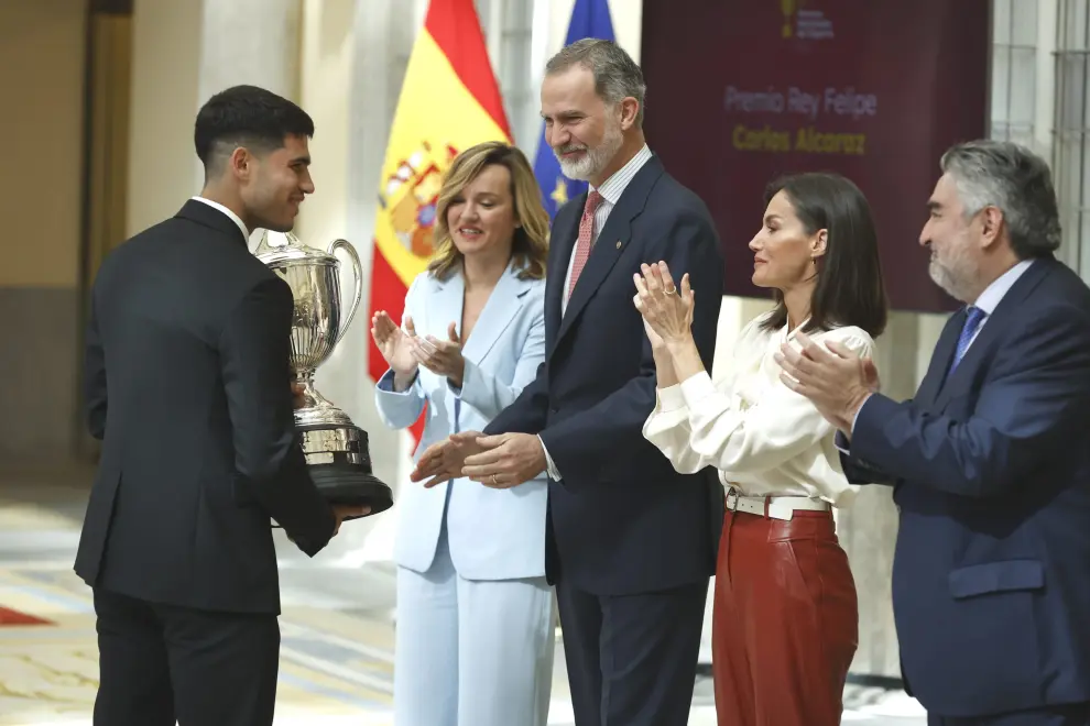 El tenista Carlos Alcaraz recibe el Premio Rey Felipe al mejor deportista español del año durante la entrega de los Premios Nacionales del Deporte 2022 en el Palacio Real El Pardo
