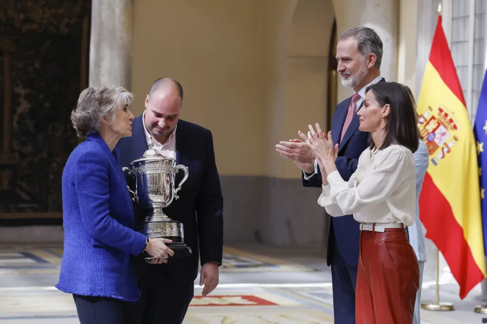 Paloma del Río y Antonio Pampliega reciben de manos del rey Felipe VI y de la reina Letizia el Premio Reina Sofía al juego limpio y la erradicación de la violencia