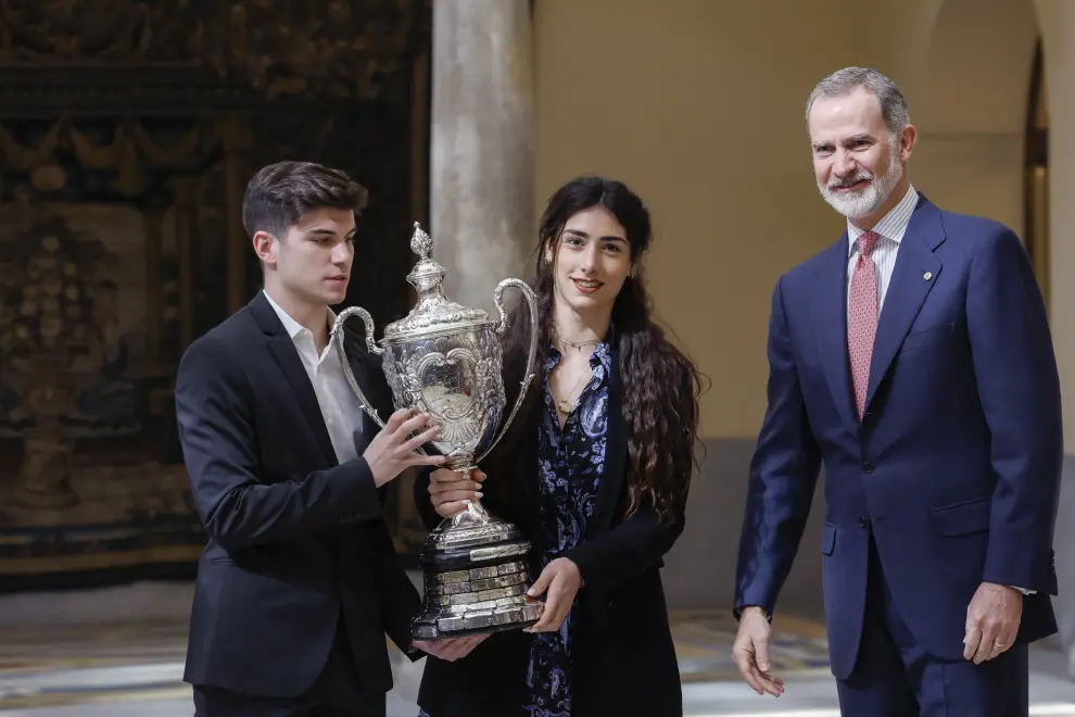 Dos miembros del equipo español de patinaje reciben de manos del rey Felipe VI la Copa Barón de Güell al mejor equipo o selección del año