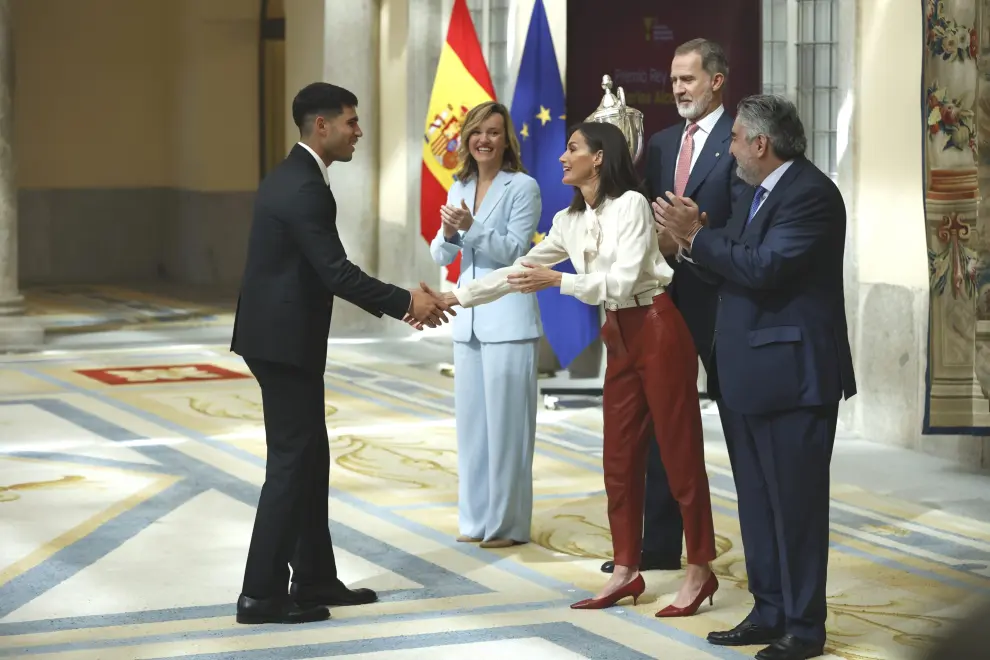 El tenista Carlos Alcaraz recibe el Premio Rey Felipe al mejor deportista español del año durante la entrega de los Premios Nacionales del Deporte 2022 en el Palacio Real El Pardo