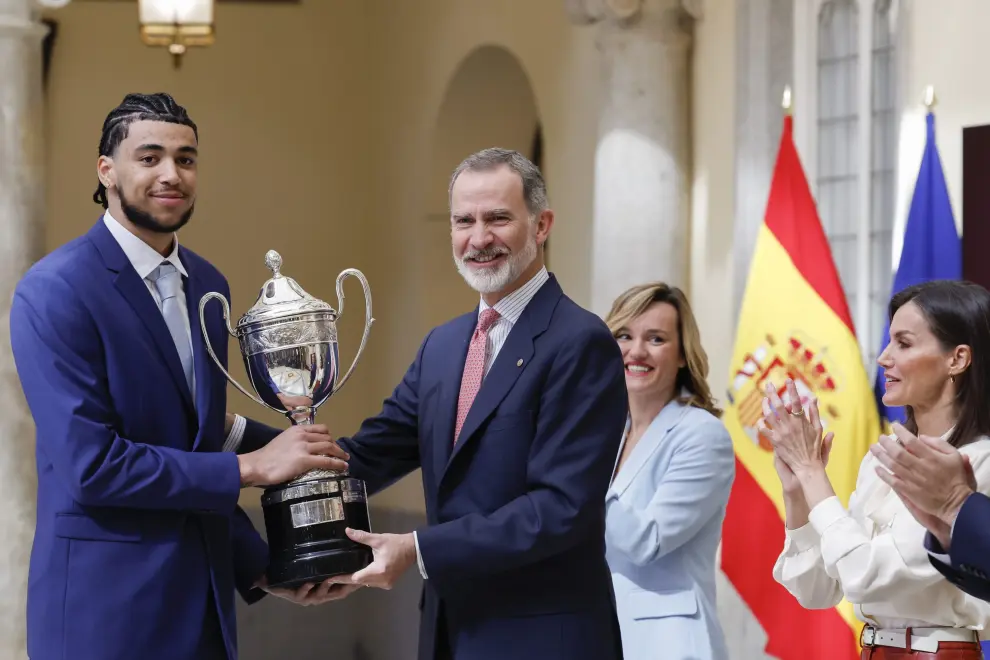 El rey Felipe VI entrega al jugador de baloncesto Izan Almansa el Premio Princesa Leonor al mejor deportista masculino o femenino menor de 18 años
