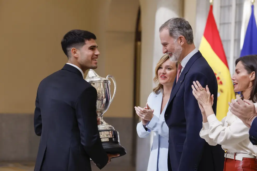 El tenista Carlos Alcaraz (i) recibe de manos del rey Felipe VI y en presencia de la reina Letizia y la ministra de Educación, Formación Profesional y Deportes y portavoz del Gobierno, Pilar Alegría