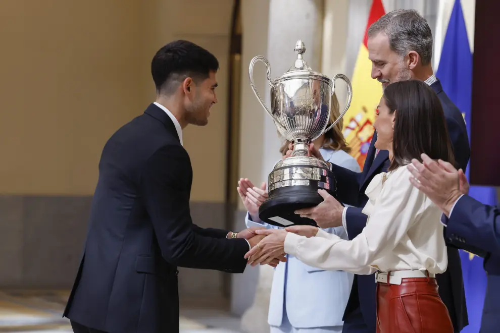 El tenista Carlos Alcaraz (i) recibe de manos del rey Felipe V y en presencia de la reina Letizia y la ministra de Educación, Formación Profesional y Deportes y portavoz del Gobierno, Pilar Alegría