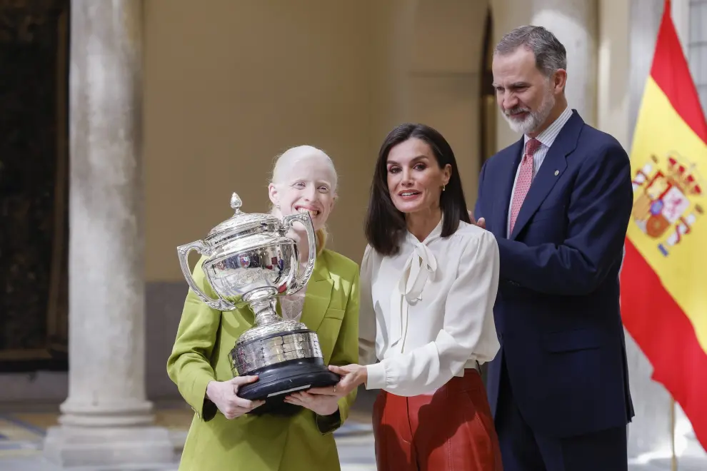 La triatleta Susana Rodríguez recibe del rey Felipe VI y de la reina Letizia el Premio Reina Letizia a la mejor deportista española