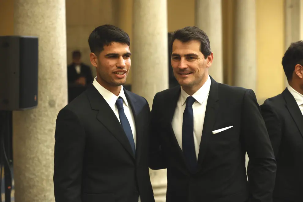 El tenista Carlos Alcaraz y el exfutbolista Iker Casillas durante la entrega de los Premios Nacionales del Deporte 2022 en el Palacio Real El Pardo