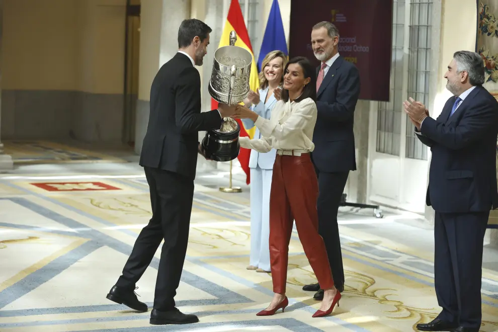 Raúl Entrerríos (i) recibe de manos del rey Felipe VI y de la reina Letizia el Premio Nacional Francisco Fernández Ochoa a toda una vida dedicada al deporte
