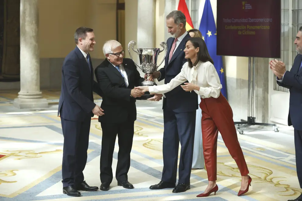 La Confederación Panamericana de Ciclismo recibe el Trofeo Comunidad Iberoamericana durante la entrega de los Premios Nacionales del Deporte 2022