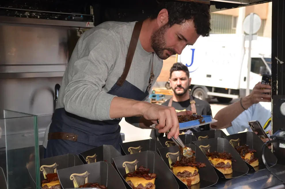 Eneko, ganador de Masterchef,  prepara la 'Guinness Burger' en el evento The Champions Burger de Zaragoza