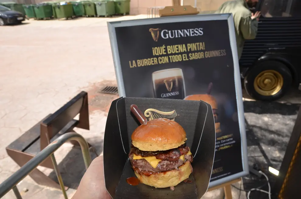 Eneko, ganador de Masterchef, prepara la 'Guinness Burger' en el evento The Champions Burger de Zaragoza