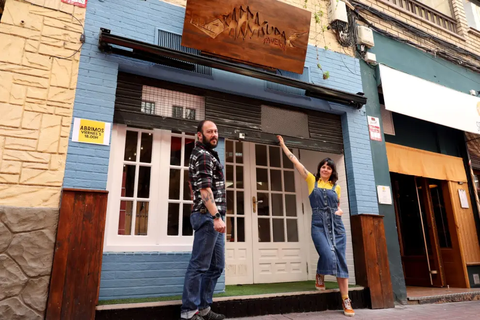 Raúl Luaces y Sara Ruiz, los dueños de Barrakuda, en la fachada del bar.