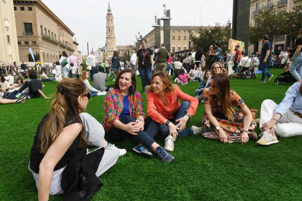 El festival Hola Primavera ha desplegado una alfombra de césped artificial en la plaza del Pilar