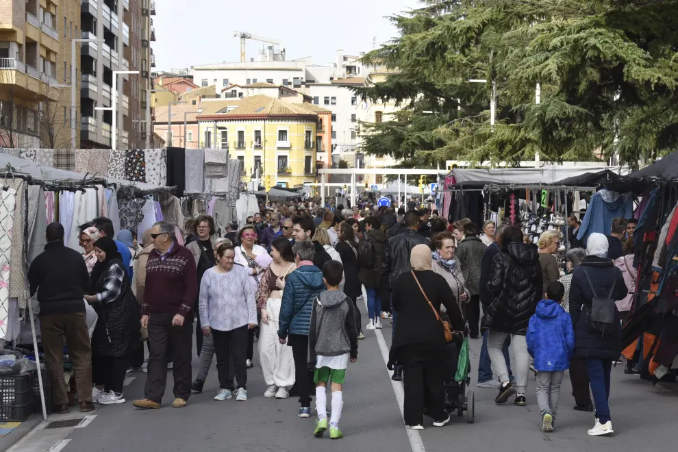 El regreso del mercadillo de los sábados de Huesca al paseo Ramón y Cajal ha tenido una gran respuesta del público.
