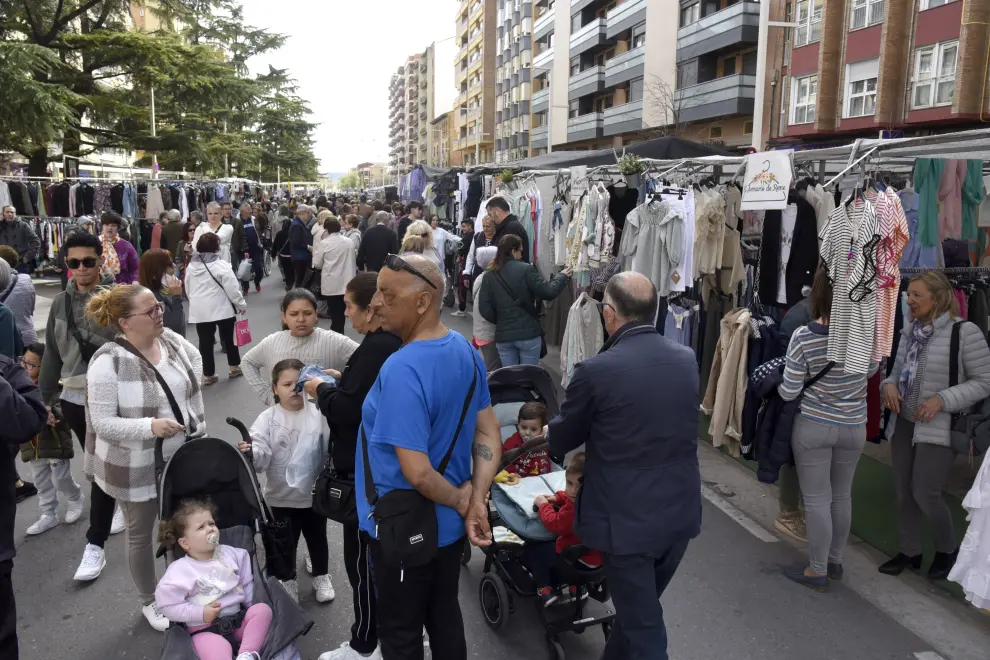 El regreso del mercadillo de los sábados de Huesca al paseo Ramón y Cajal ha tenido una gran respuesta del público.
