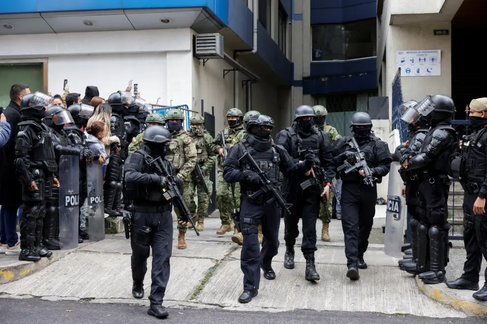 Security forces carry operation of taking former Ecuador Vice President Jorge Glas  from the Flagrancy Unit, in Quito, Ecuador April 6, 2024. REUTERS/Karen Toro [[[REUTERS VOCENTO]]]