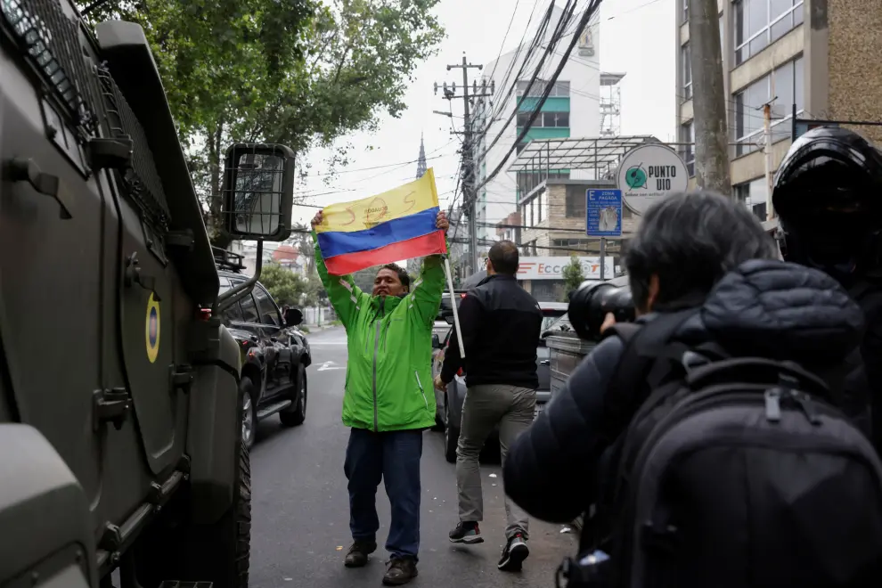 People demonstrate outside the Flagrancy Unit, where security forces carry operation of transferring former Ecuador Vice President Jorge Glas, in Quito, Ecuador April 6, 2024. REUTERS/Karen Toro [[[REUTERS VOCENTO]]]