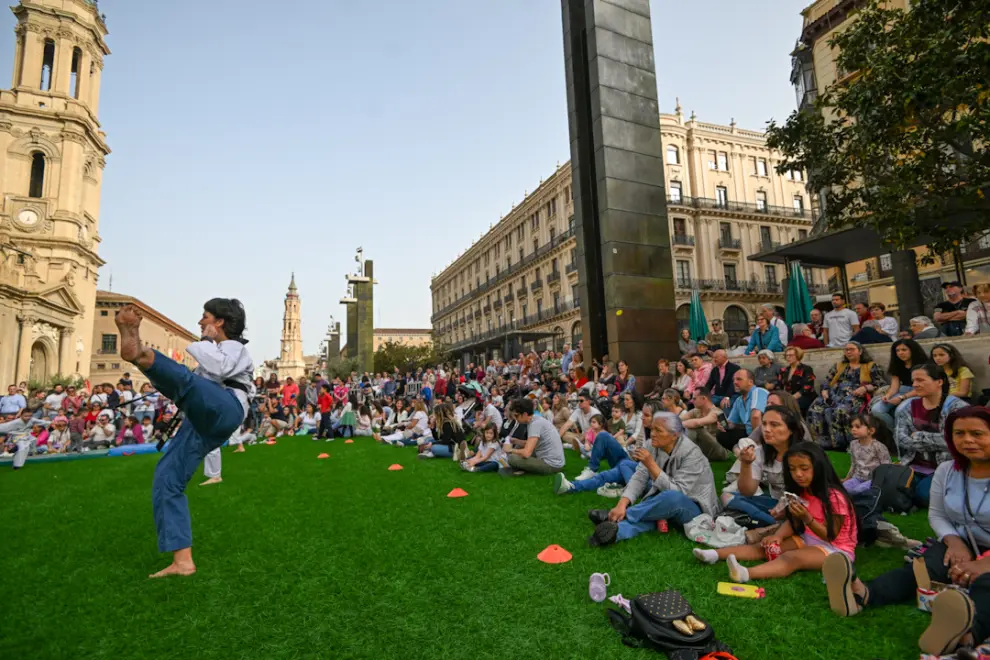 Deporte en la plaza del Pilar cubierta de césped en el festival Hola Primavera.