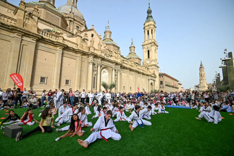 Deporte en la plaza del Pilar cubierta de césped en el festival Hola Primavera.