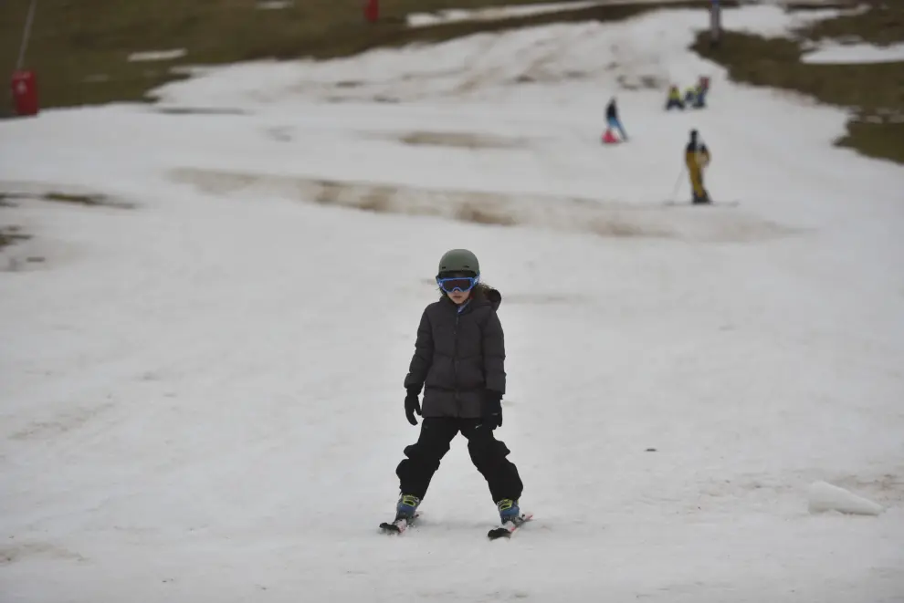 Los esquiadores han disfrutado del último día de la temporada en el dominio conjunto Astún-Candanchú.