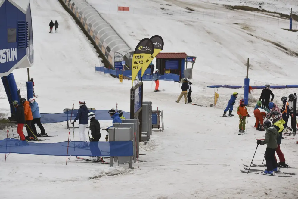 Los esquiadores han disfrutado del último día de la temporada en el dominio conjunto Astún-Candanchú.