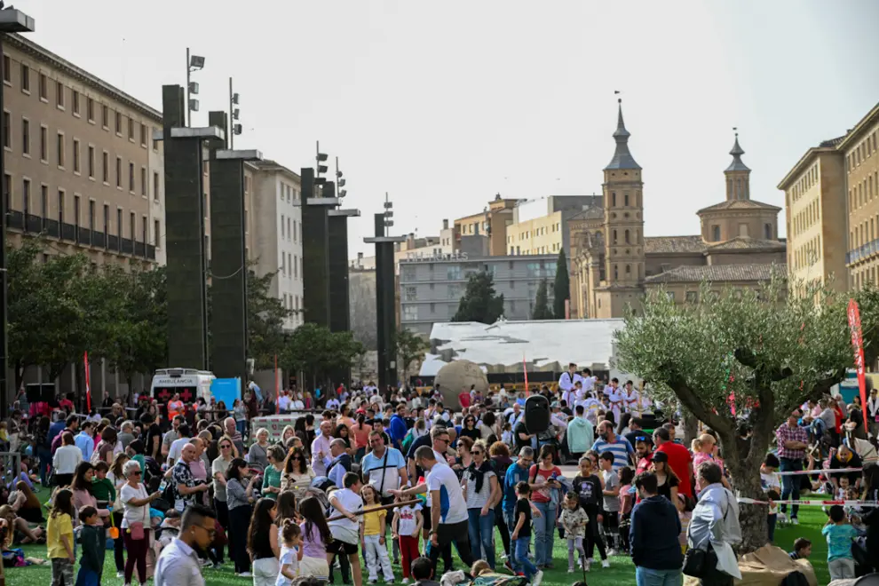 Plaza del Pilar cubierta de césped artificial en las actividades del 'Hola Primavera'.