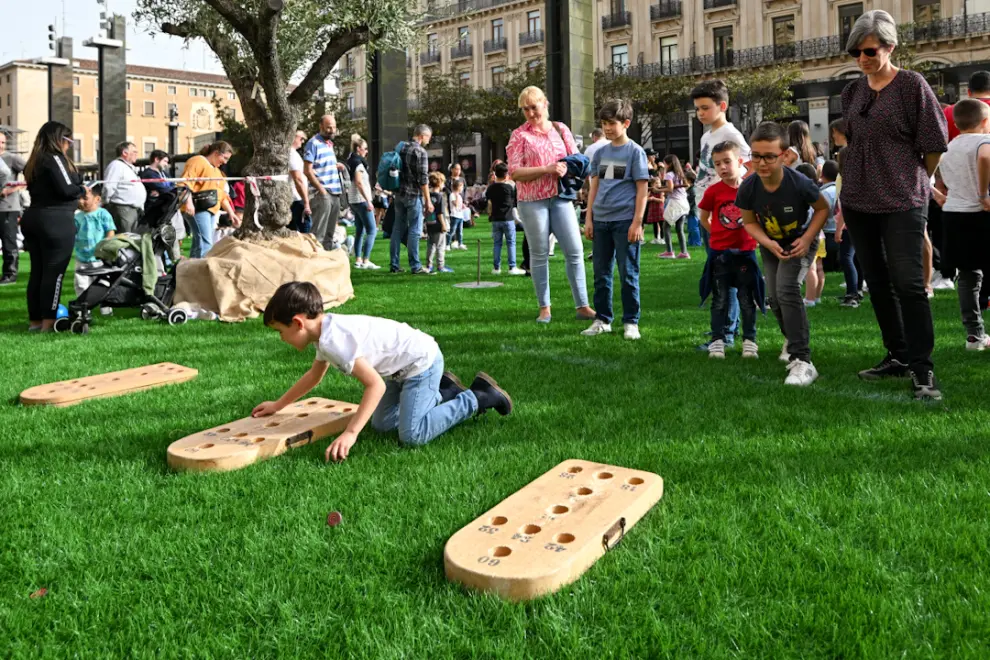Plaza del Pilar cubierta de césped artificial en las actividades del 'Hola Primavera'.