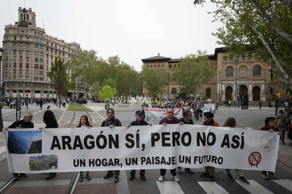 Protesta para exigir otro modelo de despliegue de las renovables en Aragón, en Zaragoza.