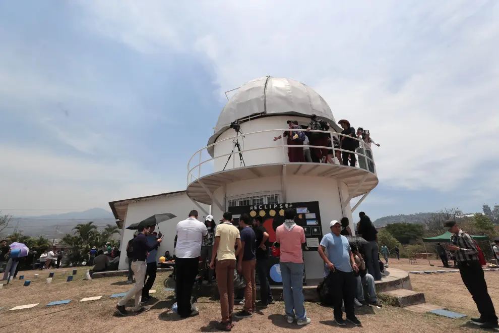 Estudiantes univesitarios se reúnen para observar el eclipse solar este lunes en Tegucigalpa (Honduras