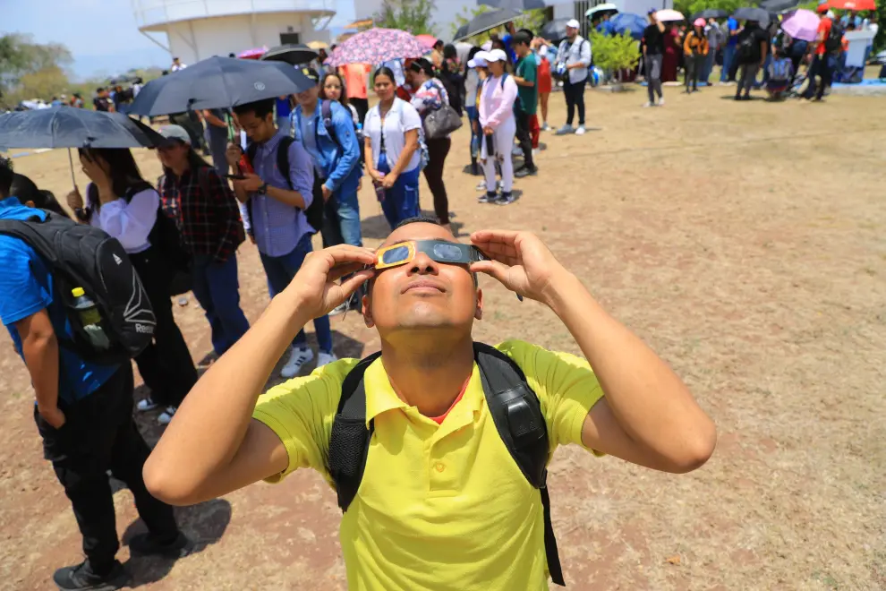 Estudiantes univesritarios se reúnen para observar el eclipse solar este lunes en Tegucigalpa (Honduras)