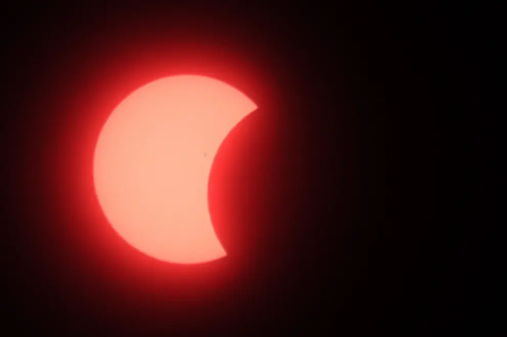 Fotografía que muestra la vista parcial del eclipse solar este lunes en Tegucigalpa (Honduras)