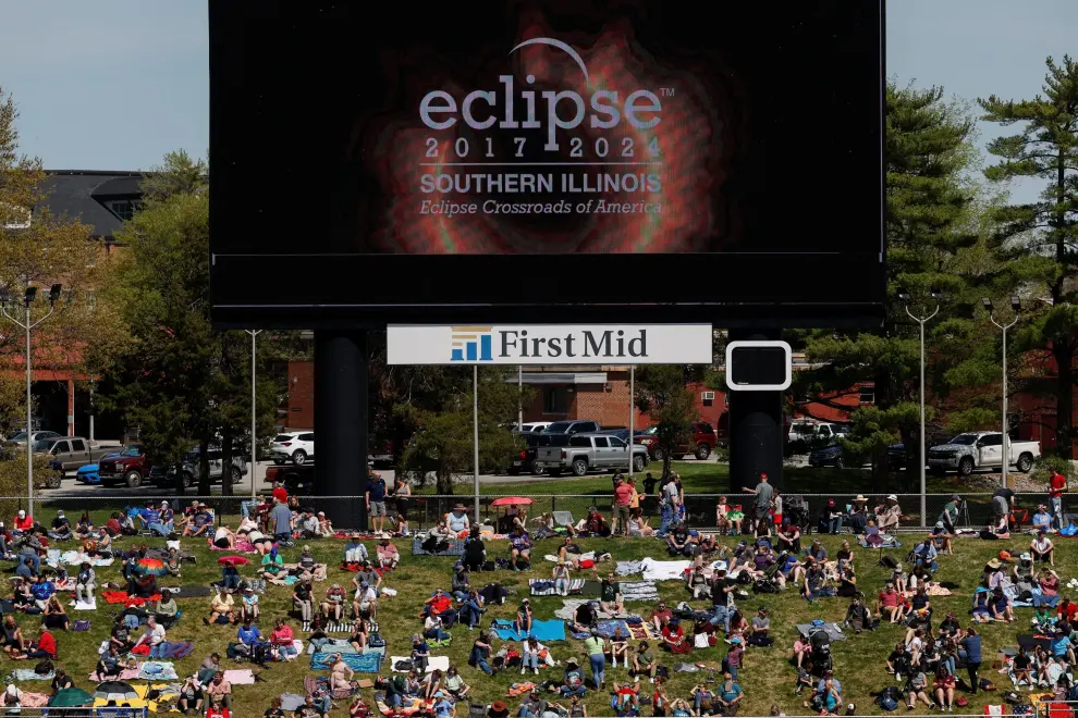 La gente se reúne en el estadio Saluki para seguir el eclipse solar en Carbondale, Illinois